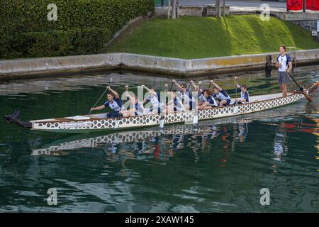 Kapstadt, Südafrika. Juni 2024. Die Teilnehmer treten am 8. Juni 2024 an einem Drachenboot-Rennen in Kapstadt, Südafrika, an. ZUM THEMA „Feature: Kapstadt feiert Chinese Dragon Boat Festival mit aufregenden Rennen“ Credit: Wang Lei/Xinhua/Alamy Live News Stockfoto