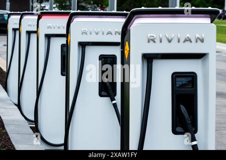 Ladegeräte für Elektrofahrzeuge von Rivian, Maumee, Ohio, USA. Stockfoto