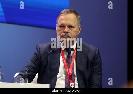 Sankt Petersburg, Russland. Juni 2024. Michail Gordin, Rektor der Staatlichen Technischen Universität Bauman Moskau, nimmt an einer Sitzung über Kader entscheiden alles im Rahmen des Internationalen Wirtschaftsforums von St. Petersburg 2024 (SPIEF 2024) Teil. Quelle: SOPA Images Limited/Alamy Live News Stockfoto