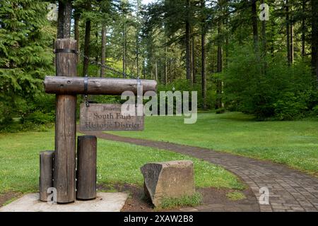 Schild für den South Falls Historic District im Silver Falls State Park in Oregon. Eintritt zur South Falls Historic Lodge. Stockfoto