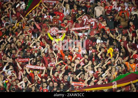 Caxias do Sul, Brasilien. Juni 2024. Die Fans des Internacional, während des Spiels zwischen Internacional und Delfin (ECU) für die 5. Runde der Copa Sudamericana 2024 im Alfredo Jaconi Stadium in Caxias do Sul, Brasilien, am 8. Juni. Foto: Max Peixoto/DiaEsportivo/Alamy Live News Credit: DiaEsportivo/Alamy Live News Stockfoto