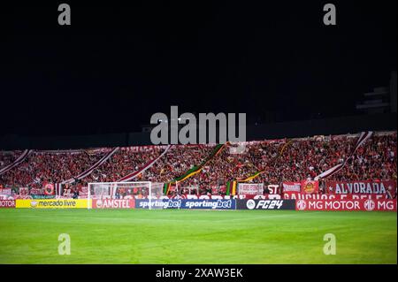 Caxias do Sul, Brasilien. Juni 2024. Die Fans des Internacional während des Spiels zwischen Internacional und Delfin (ECU) für die 5. Runde der Copa Sudamericana 2024 im Alfredo Jaconi Stadion in Caxias do Sul, Brasilien am 8. Juni. Foto: Max Peixoto/DiaEsportivo/Alamy Live News Credit: DiaEsportivo/Alamy Live News Stockfoto