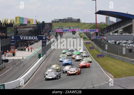 Start Rennen 1, Samstag mit Sieger Rennen 1, Samstag, Jack Aitken (GBR), #14, Ferrari 296 GT3, in Front Team: Emil Frey Racing (che), Motorsport, DTM 2024, Rennen 5, Samstag, Circuit Zandvoort, Zandvoort, Niederlande, 08.06.2024 Foto: Eibner-Pressefoto/Jürgen Augst Stockfoto