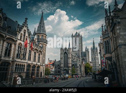 Historisches Stadtbild von Gent mit Nikolaikirche und Glockenturm - Belgien Stockfoto