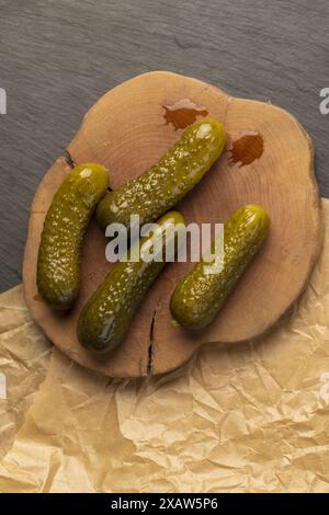 Grüne Gurken in Essig eingelegt, in Dosen reife Gurken Stockfoto