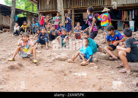 Kinder werden vor dem Flüchtlingslager sitzen gesehen. Flüchtlinge aus dem Bürgerkrieg in Myanmar haben in der Nähe der Grenze zu Thailand Zuflucht gefunden. Die Armee Myanmars hat Mörserangriffe und Luftangriffe auf Rebellenpositionen und zivile Siedlungen eingeleitet. Southern Territory Supportive Organization ist eine freiwillige medizinische Team-Organisation, die im August 2021 gegründet wurde. Sie gewährten VERTRIEBENEN, Kriegsflüchtlingen, Wanderarbeitern, revolutionären Kräften und Dörfern unter der Kontrolle der ethnischen Revolutionären Organisation kostenlose medizinische Behandlung. Sie gehen jedes Wochenende an diese Orte. Diese Woche gingen sie zu W Stockfoto