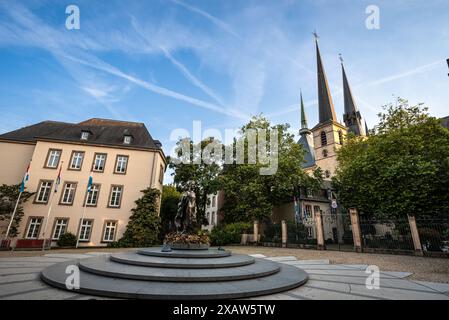 Blick auf den Place Clairefontaine an einem Sommertag mit der Statue der Großherzogin Charlotte und den Türmen der Kathedrale Notre-Dame - Luxemburg-Stadt Stockfoto