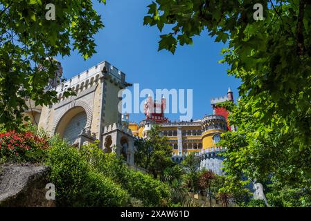 Lebhafte Fassade des Pena-Palastes (Palácio da Pena) umgeben von Grün - Sintra, Portugal Stockfoto