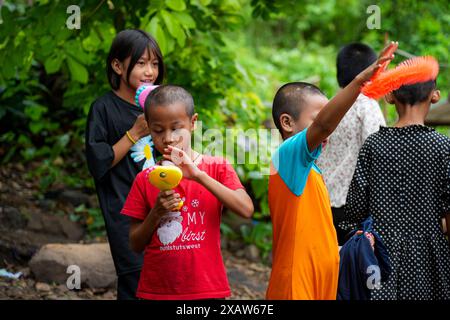 Kinder werden im Flüchtlingslager beim Spielen mit Spielzeug gesehen. Flüchtlinge aus dem Bürgerkrieg in Myanmar haben in der Nähe der Grenze zu Thailand Zuflucht gefunden. Die Armee Myanmars hat Mörserangriffe und Luftangriffe auf Rebellenpositionen und zivile Siedlungen eingeleitet. Southern Territory Supportive Organization ist eine freiwillige medizinische Team-Organisation, die im August 2021 gegründet wurde. Sie gewährten VERTRIEBENEN, Kriegsflüchtlingen, Wanderarbeitern, revolutionären Kräften und Dörfern unter der Kontrolle der ethnischen Revolutionären Organisation kostenlose medizinische Behandlung. Sie gehen jedes Wochenende an diese Orte. Diese Woche gingen sie zu Stockfoto