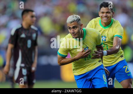 College Station, Texas, USA. Juni 2024. Der Brasilianer ANDREAS PEREIRA (19) und sein Teamkollege FRANCISCO BARBOSA (21) feiern am Samstag im Kyle Field in College Station das erste Tor von Pereira während des 2024 Mex Tour Freundschaftsfußballspiels zwischen Mexiko und Brasilien. (Kreditbild: © Brian McLean/ZUMA Press Wire) NUR REDAKTIONELLE VERWENDUNG! Nicht für kommerzielle ZWECKE! Stockfoto