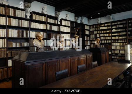 Bibliothek mit Büsten im Plantin-Moretus-Museum in Antwerpen Stockfoto