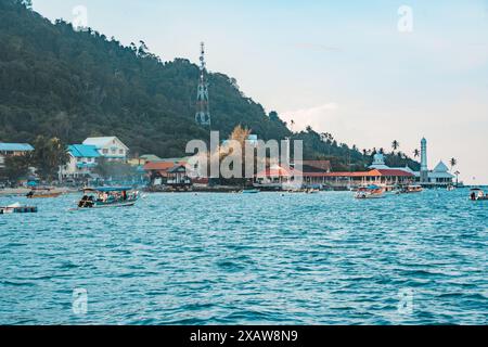 Perhentian, Kelatan, Malaysia - 9. Mai 2024 : Fischerboote auf dem Südchinesischen Meer der Perhentischen Inseln, Malaysia Stockfoto