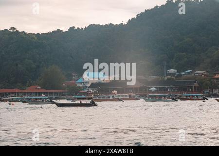 Perhentian, Kelatan, Malaysia - 9. Mai 2024 : Fischerboote auf dem Südchinesischen Meer der Perhentischen Inseln, Malaysia Stockfoto