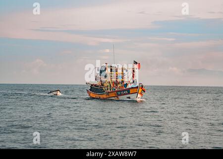 Perhentian, Kelatan, Malaysia - 9. Mai 2024 : Fischerboote auf dem Südchinesischen Meer der Perhentischen Inseln, Malaysia Stockfoto