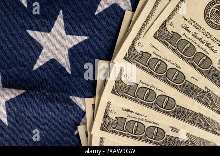 US-Dollar und die amerikanische Flagge, Teil der amerikanischen Flagge mit Sternen und roten und weißen Streifen und US-Dollar Stockfoto