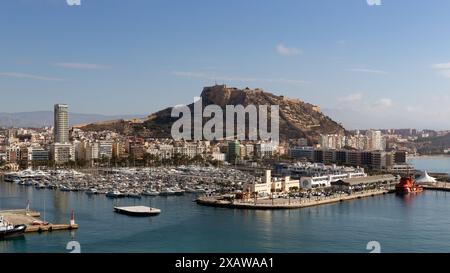 ALICANTE, SPANIEN - 21. MAI 2024: Blick auf die Stadt, den Berg Benacantil und das Schloss Santa Barbara (Castillo de Santa Bárbara) vom Kreuzfahrtschiff aus Stockfoto