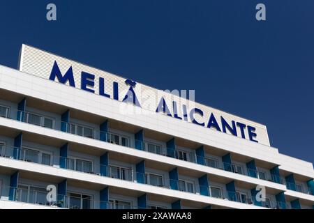 ALICANTE, SPANIEN - 21. MAI 2024: Schild auf Hotel Melia Alicante in Plaza del Puerto Stockfoto