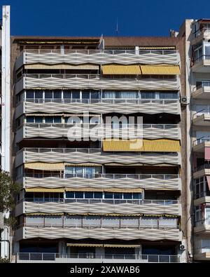 ALICANTE, SPANIEN - 21. MAI 2024: Sonnenjalousien im Wohnhaus Stockfoto