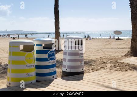 ALICANTE, SPANIEN - 21. MAI 2024: Mülltonnen am Strand Playa del Postiguet Stockfoto