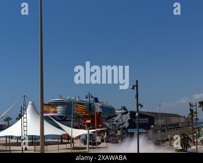 ALICANTE, SPANIEN - 21. MAI 2024: Blick auf den Levant Pier und das Ocean Race Museum mit festgefahrenem Kreuzfahrtschiff im Hintergrund Stockfoto