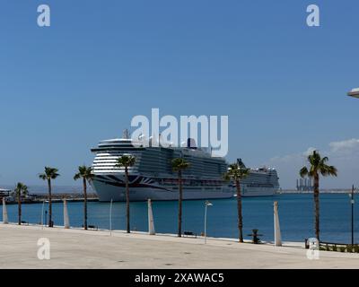 ALICANTE, SPANIEN - 21. MAI 2024: P O Kreuzfahrtschiff Arvia im Kreuzfahrthafen festgebunden Stockfoto