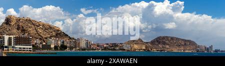 ALICANTE, SPANIEN - 21. MAI 2024: Panoramablick auf die Stadt am Strand Playa del Postiguet Stockfoto