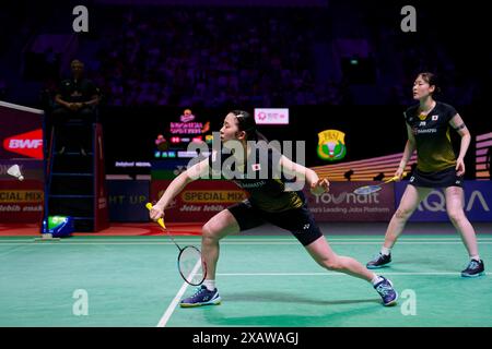 Jakarta, Indonesien. Juni 2024. Mayu MATSUMOTO und Wakana NAGAHARA (Front) von Japan in Aktion während des Doppelspiels der Frauen am fünften Tag der Kapal API Indonesia Open zwischen JIA Yi Fan und CHEN Qing Chen aus China und Mayu MATSUMOTO und Wakana NAGAHARA aus Japan im Istora Gelora Bung Karno am 8. Juni 2024 in Jakarta, Indonesien Credit: IOIO IMAGES/Alamy Live News Stockfoto