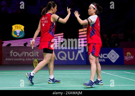 Jakarta, Indonesien. Juni 2024. JIA Yi Fan (L) und CHEN Qing Chen aus China in Aktion während des Doppelspiels der Frauen am fünften Tag der Kapal API Indonesia Open zwischen JIA Yi Fan und CHEN Qing CHEN aus China und Mayu MATSUMOTO und Wakana NAGAHARA aus Japan im Istora Gelora Bung Karno am 8. Juni 2024 in Jakarta, Indonesien Credit: IOIO IMAGES/Alamy Live News Stockfoto