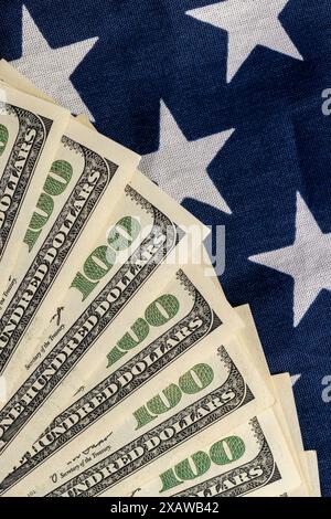 US-Dollar und die amerikanische Flagge, Teil der amerikanischen Flagge mit Sternen und roten und weißen Streifen und US-Dollar Stockfoto