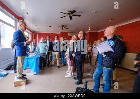 Nigel Farage Wahl , Clacton on Sea, UK, 8. Juni 2024, der Vorsitzende der Reformpartei Nigel Farage sprach heute mit Aktivisten in Clacton-on-Sea, Essex. Stockfoto