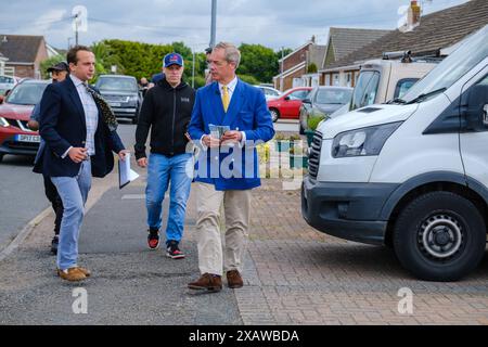 Nigel Farage Wahl, Clacton on Sea, UK, 8. Juni 2024, der Vorsitzende der Reformpartei Nigel Farage, der heute in Jaywick vorschlägt, von Clacton-on-Sea, Essex. Stockfoto