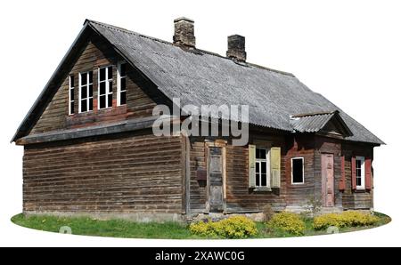 Zerstörte verlassene Holzscheune aus dem Dorf. Isoliert auf weiß Stockfoto