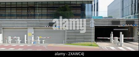 Barrieren und Kontrollsysteme an den Eingängen zu Tiefgaragenplätzen Stockfoto