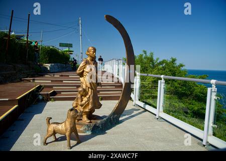 Donghae City, Südkorea - 18. Mai 2024: Eine Bronzestatue, die eine Familie und ihren Hund darstellt, steht an der Nongoldam Street Observation de Stockfoto