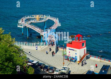 Donghae City, Südkorea - 18. Mai 2024: Das Dojebigol Haerang Observatory erstreckt sich über die Ostsee und bietet malerische Ausblicke mit den roten Lichtern Stockfoto