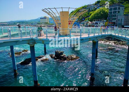 Donghae, Südkorea - 18. Mai 2024: Besucher stehen auf dem Dojebigol Haerang Observatory und genießen die weite Aussicht auf die Ostsee und die Küste Stockfoto