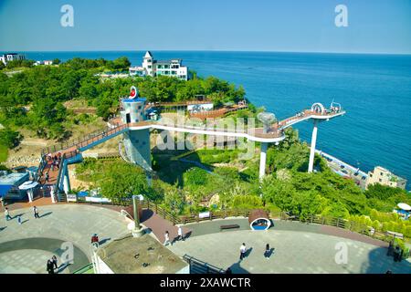 Donghae, Südkorea - 18. Mai 2024: Ein erhöhter Blick auf das Dojebigol Sky Valley mit dem Haerang Observatory mit seinem einzigartigen Design und der malerischen Landschaft Stockfoto