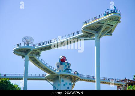 Donghae, Südkorea - 18. Mai 2024: Besucher durchqueren die erhöhten Gehwege des Dojebigol Sky Valley mit modernem architektonischem Design und Angeboten Stockfoto