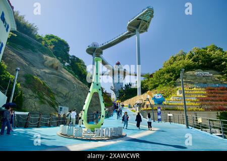 Donghae, Südkorea - 18. Mai 2024: Der lebhafte Eingang zum Dojebigol Sky Valley mit farbenfrohen Schildern und Skulpturen führt die Besucher zum Thron Stockfoto