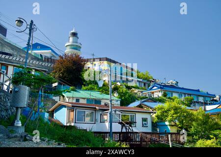 Donghae City, Südkorea - 18. Mai 2024: Der Mukho Lighthouse steht über den farbenfrohen Dächern der Nongoldam Street und hebt die Tierhäuser hervor Stockfoto