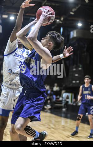 Matías Pikaluk (Argentinien) gegen die Dominikanische Republik. FIBA Basketball Americup U18 - Buenos Aires 2024 Stockfoto