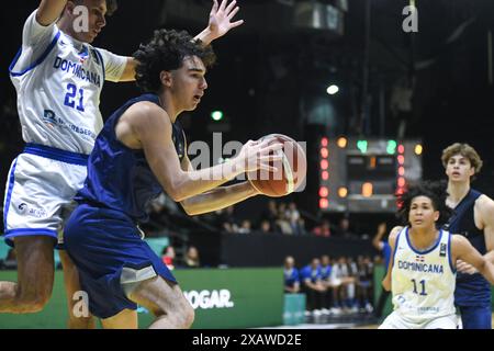 Thiago Sukatzky (Argentinien) gegen die Dominikanische Republik. FIBA Basketball Americup U18 - Buenos Aires 2024 Stockfoto