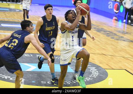 Danny Carbuccia (Dominikanische Republik) gegen Argentinien. FIBA Basketball Americup U18 - Buenos Aires 2024 Stockfoto