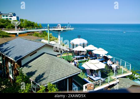 Donghae, Südkorea - 18. Mai 2024: Gäste genießen den Sitzbereich im Mukho Lighthouse Cafe, der einen atemberaubenden Blick auf die Ostsee und bietet Stockfoto