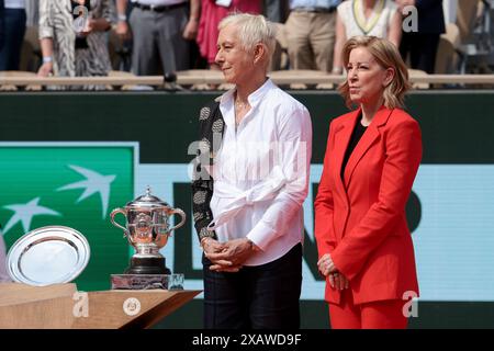 Paris, Frankreich. Juni 2024. Chris Evert, Martina Navratilova während der Podestzeremonie nach dem Frauenfinale am 14. Tag der French Open 2024, Roland-Garros 2024, Grand Slam-Tennisturnier am 8. Juni 2024 im Roland-Garros-Stadion in Paris, Frankreich - Foto Jean Catuffe/DPPI Credit: DPPI Media/Alamy Live News Stockfoto