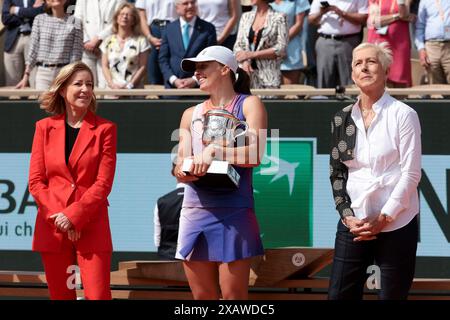 Paris, Frankreich. Juni 2024. Sieger IgA Swiatek aus Polen zwischen Chris Evert und Martina Navratilova während der Podestzeremonie im Anschluss an das Frauenfinale am 14. Tag der French Open 2024, Roland-Garros 2024, Grand Slam Tennis Turnier am 8. Juni 2024 im Roland-Garros Stadion in Paris, Frankreich - Foto Jean Catuffe/DPPI Credit: DPPI Media/Alamy Live News Stockfoto