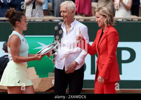 Paris, Frankreich. Juni 2024. Finalist Jasmine Paolini aus Italien, Chris Evert, Martina Navratilova während der Podestzeremonie nach dem Frauenfinale am 14. Tag der French Open 2024, Roland-Garros 2024, Grand Slam Tennis Turnier am 8. Juni 2024 im Roland-Garros Stadion in Paris, Frankreich - Foto Jean Catuffe/DPPI Credit: DPPI Media/Alamy Live News Stockfoto