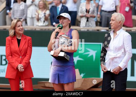 Paris, Frankreich. Juni 2024. Sieger IgA Swiatek aus Polen zwischen Chris Evert und Martina Navratilova während der Podestzeremonie im Anschluss an das Frauenfinale am 14. Tag der French Open 2024, Roland-Garros 2024, Grand Slam Tennis Turnier am 8. Juni 2024 im Roland-Garros Stadion in Paris, Frankreich - Foto Jean Catuffe/DPPI Credit: DPPI Media/Alamy Live News Stockfoto