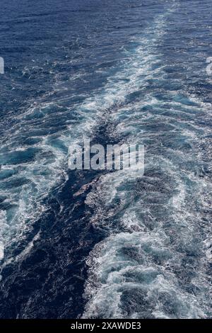 Wellen und Turbulenzen aus der Spur eines Bootes im Meer als Hintergrundstruktur Stockfoto