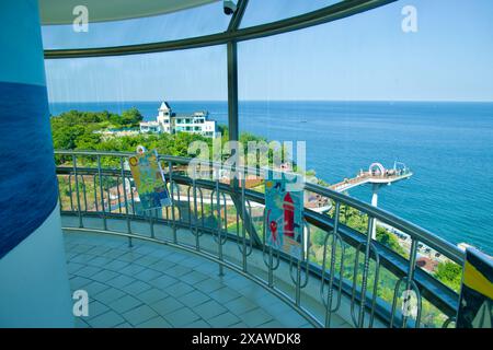 Donghae, Südkorea - 18. Mai 2024: Die Aussichtsplattform des Mukho Lighthouse bietet einen atemberaubenden Blick auf die Ostsee und das nahe gelegene Dojebigol Haerang O Stockfoto